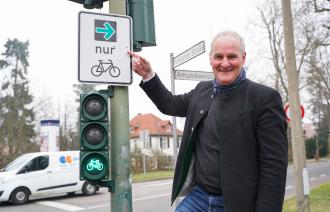 Erstes Grünpfeilschild für Radfahrer in Potsdam