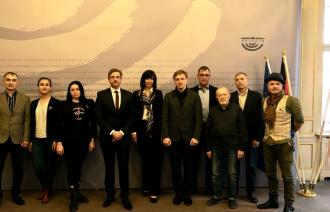 Oberbürgermeister Mike Schubert mit Vertretern der russischen und ukrainischen Bevölkerung in Potsdam.