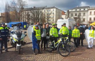 Der Beigeordnete Bernd Rubelt und der Radverkehrsbeauftragte Torsten von Einem inmitten der Partner des Tags der Verkehrssicherheit auf dem Luisenplatz
