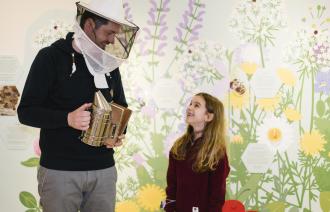 Vater und Tochter in der Mitmachausstellung Mensch Biene. Foto Janina Steinmetz