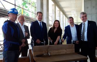 Oberbürgermeister Mike Schubert mit der Ministerin für Wissenschaft, Forschung und Kultur des Landes Brandenburg, Dr. Manja Schüle, Prof. Dr. Matthias Steinmetz, Sprecher des Vorstandes am AIP und Wolfram Rosenbach, administrativer Vorstand AIP beim Richtfest für den Babelsberger Neubau des AIP