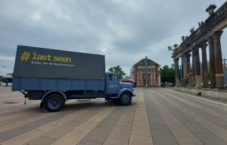 Der #LastSeen-LKW mit der mobilen Ausstellung über NS-Deportationen