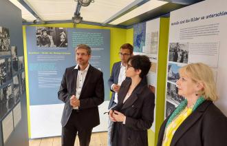 Oberbürgermeister Mike Schubert und die Präsidentin des Brandenburger Landtages, Prof. Dr. Ulrike Liedtke besuchen gemeinsam mit der Direktorin der Arolsen Archives, Floriane Azoulay, die mobile Ausstellung #LastSeen.