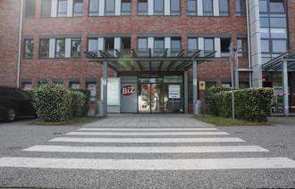 Erhöhte Sozialleistungen für Geflüchtete sowie verbesserter Zugang zum Arbeitsmarkt, zuständig für Erwerbstätige ist dann das Jobcenter 