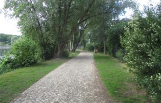 Uferweg Glienicker Brücke.