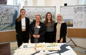 Annette Paul mit Semsül Islam Basaran, Sarah Gottschalk, Beverly Dessin. Foto: Stefan Gloede