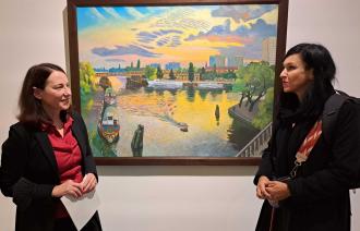 Dr. Jutta Götzmann und Noosha Aubel bei der Präsentation der Rohn-Ausstellung