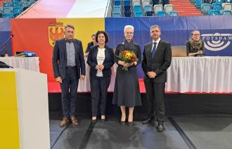 Pete Heuer, Brigitte Meier und Mike Schubert beglückwünschen Kristina Böhm