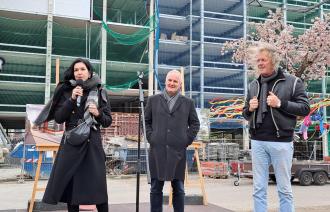 Die Bildungsbeigeordnete Noosha Aubel, der Baubeigeordnete Bernd Rubelt und Friehelm Schatz, Geschäftsführer der Filmpark GmbH, feierten das Richtfest für die neue Grundschule in Babelsberg.