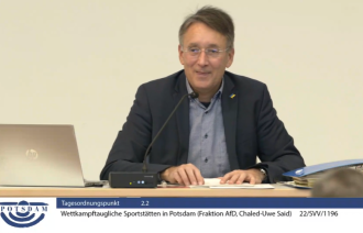 Der Vorsitzende Stadtverordnetenversammlung, Pete Heuer, in der Sitzung vom 7. Dezember 2022 (Screenshot)