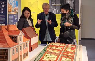 Museumsdirektorin Jutta Götzmann, stellvertretender Direktor Hannes Wittenberg und Kulturbeigeordnete Noosha Aubel bei der Eröffnung der Ausstelung "Stadtwende" im Potsdam Museum.
