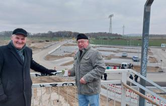 Bernd Rubelt, Beigeordneter für Stadtentwicklung, Bauen, Wirtschaft und Umwelt, und Peter Roggenbuck, Ortsvorsteher Marquardt, bei der Eröffnung der Mobiliätsdrehscheibe Marquardt.