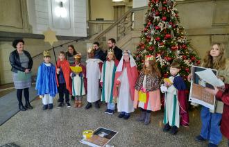 Die Beigeordnete Brigitte Meier begrüßt die Sternsinger im Foyer des Rathauses