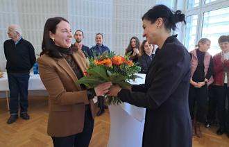 Potsdam Kulturbeigeordnete Noosha Aubel verabschiedete Jutta Götzmann.