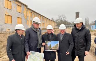 Oberbürgermeister Mike Schubert informierte heute in Krampnitz gemeinsam Thomas Niemeyer, Bert Nicke, Bernd Rubelt und Monty Balisch (v.l.n.r.) über die Meilensteine der Entwicklung des neuen Stadtquartiers.