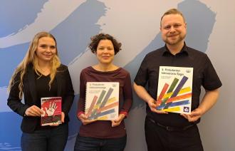 3. Potsdamer Inklusionstage, v.l.n.r. Theresa Knackstedt Einzelfallhilfemanufaktur für das Inklusionsfest, Dr. Tina Denninger, Behindertenbeauftragte, Heinrich Stephan, Büro für Leichte Sprache,