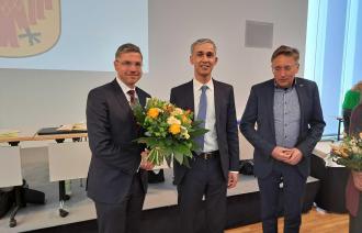 Oberbürgermeister Mike Schubert und der Vorsitzende der Stadtverordnetenversammlung, Pete Heuer, gratulieren dem neuen Beigeordneten Prof. Dr. Walid Hafezi zur Wahl.