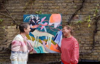 Dr. Birgit-Katharine Seemann und die Künstlerin Anne-Kathrin Fehrmann im Galerie Café Matschke bei der Eröffnung des  24. Tags der offenen Ateliers