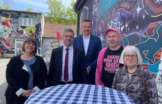 Oberbürgermeister Mike Schubert mit vier weiteren Personen.