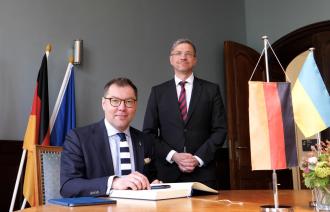 Oberbürgermeister Mike Schubert begrüßt den ukrainischen Botschafter Oleksii Makeiev.