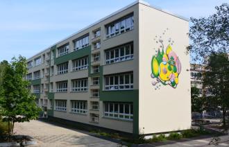 Das Foto zeigt den mehrgeschossigen Bau der Oberschule Theodor-Fontane. 