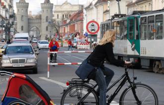 Fahrrad, Straßenbahn und Autos in Potsdam