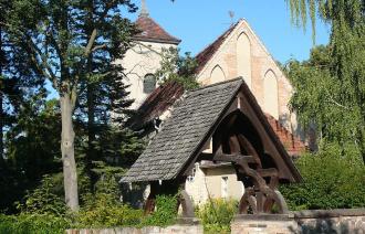 Der Ostgiebel der Fahrländer Kirche.