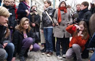 Schülerinnen und Schüler der Voltaireschule Potsdam und des Helmholtz Gymnasiums  bei der Stolpersteinverlegung 2009, Foto: Potsdam Museum