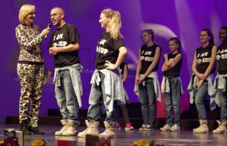 Frau Trauth-Koschnick mit Sven Seeger und seine Hip-Hop Tanzgruppe "RokkaZ" (© André Stiebitz)