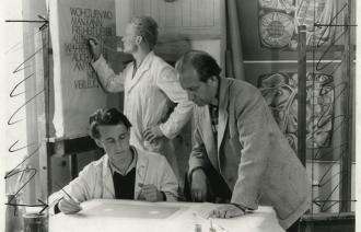Werner Nerlich (rechts) mit Studenten in der Fachschule für Angewandte Kunst, Potsdam, Juli 1957, Privatbesitz