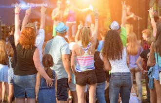 Besucher eines Festivals
