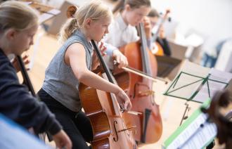 Engagierte junge Cellospielerinnen im Ensemble - Cellistin - Cello