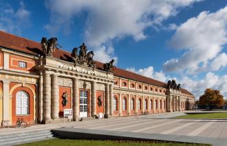 Das Foto zeigt das langgezogene Gebäude des früheren Marstalls, in dem jetzt das Filmmuseum Potsdam sein Domizil hat.