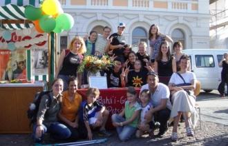 Bahá'í Gemeinde Potsdam mit einem Stand auf der interkulturellen Woche der Stadt Potsdam im Jahr 2006 (© Bahá'í Gemeinde Potsdam)