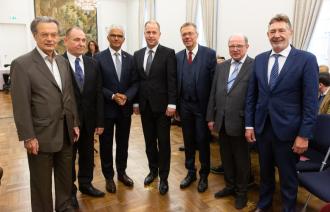 Bürgermeister Burkhard Exner hat die Feierlichkeiten zum Tag der Deutschen Einheit in Bonn besucht. Mit dabei auch der stellvertretende Ministerpräsident von NRW, Dr. Joachim Stamp, der Oberbürgermeister von Bonn, Ashok Sridharan, sowie die ehemaligen Oberbürgermeister der beiden Partnerstädte, Jann Jakobs und Dr. Hans Daniels sowie die Vorsitzenden des Potsdam-Club Bonn sowie des Bonn-Club Potsdam,