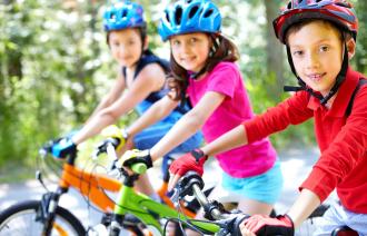 Kinder auf dem Fahrrad,