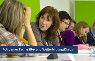 Das Foto zeigt Frauen im Gespräch bei einem Seminar.