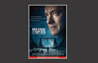 Das Bild zeigt ein Plakat des Films "Bridge of Spies – Der Unterhändler" (orig.: Bridge of Spies), mit freundlicher Genehmigung durch Studio Babelsberg.