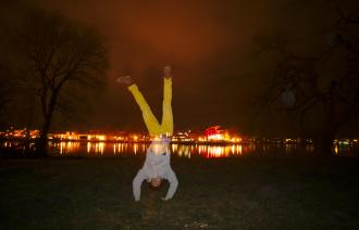 Paul Chotjewitz (17), Helmholtz Gymnasium Potsdam, "Handstand vor dem Theater": "Mein sportlicher Freund Janek macht einen Handstand vor dem Hans Otto Theater in Potsdam."