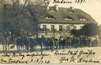 Die Postkarte zeigt eine historische Aufnahme des ehemaligen Amtshauses in Fahrland um 1920.
