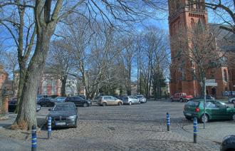 Auf dem Winterfoto ist der Dr.-Rudolf-Tschäpe-Platz mit angeschnittener Erlöserkiche zu sehen.