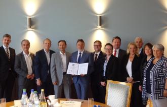 Dr. Steffen Kammradt, Stefan Frerichs, Ferdinand Kögler, Prof. Dr. Eckehard Binas, Jann Jakobs, Claudio Freimark, Wolfgang Spieß, Anna Luise Kiss, Thomas Brincker, Dr. Bettina Frenzel, Beate Günther und Christine Manzl nach der Unterzeichnung. Foto Landeshauptstadt Potsdam/ Stefan Schulz