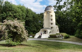 Das Foto zeigt das erste bedeutende Bauwerk des bekannten Architekten Erich Mendelsohn: Den Einsteinturm auf dem Telegrafenberg in Potsdam. Das expressionistische Bauwerk wurde zwischen 1920 und 1922 errichtet.