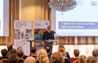 Bürgermeister Burkhard Exner hält ein Grußwort auf dem 3. Potsdamer Tourismustag