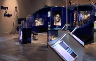 Blick in die interaktive Dauerausstellung des Filmmuseums Potsdam mit vielen Original-Exponaten.
