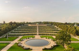 Die Luftaufnahme zeigt im Vordergrund das Bassin der Großen Fontaine vor den Weinbergterrassen mit dem Schloss Sanssouci.