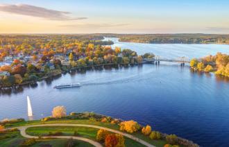 Das Bild zeigt eine herbstliche Luftansicht von Potsdam mit der Glienicker Brücke.