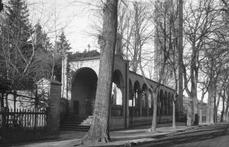 Das Bild zeigt die Kirche Bornstedt mit Säulengang im Jahr 1898.