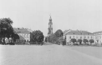 Das Foto zeigt die Garnisonkirche mit der Breiten Straße im Jahr 1912.