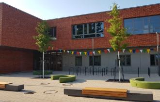Das Foto zeigt die Grundschule Am Jungfernsee im Jahr 2020.